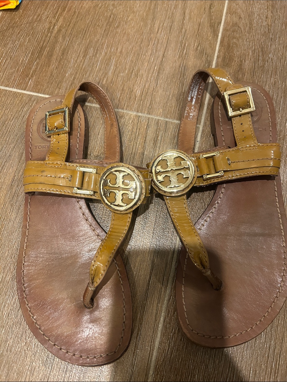Tory Burch Patent Leather Logo Thong Sandals in Caramel